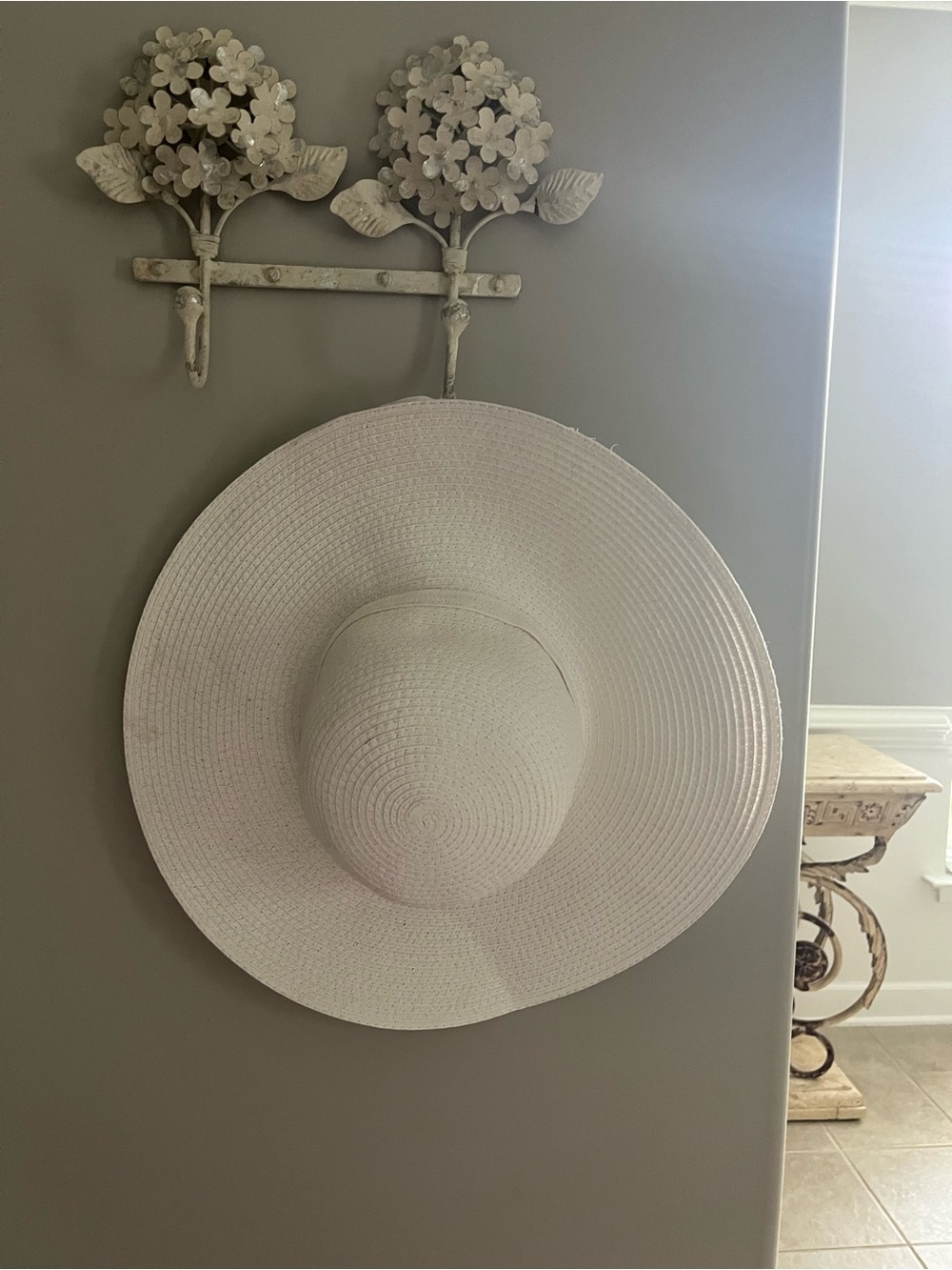 White Wide-Brim Sun Hat - Stylish Beach & Pool Accessory
